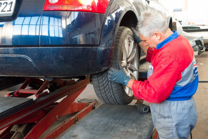 vitrine-ST JEANNET-min_auto_repair_repair_lift_auto_mechanic_work_clothes_master_professional_man_of_the_fold-685629