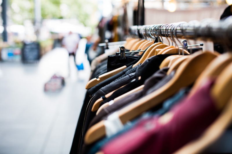 vitrine-ST JEANNET-min_blur_close_up_focus_hanger_jacket_market_people_rack-1176303