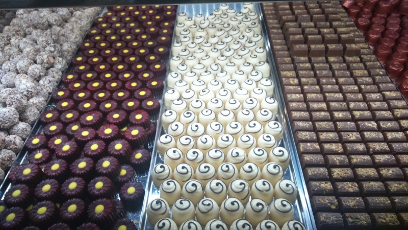 vitrine-ST JEANNET-min_chocolates_milk_chocolate_white_chocolate_truffles_candy_food_treat_cacao-1213769