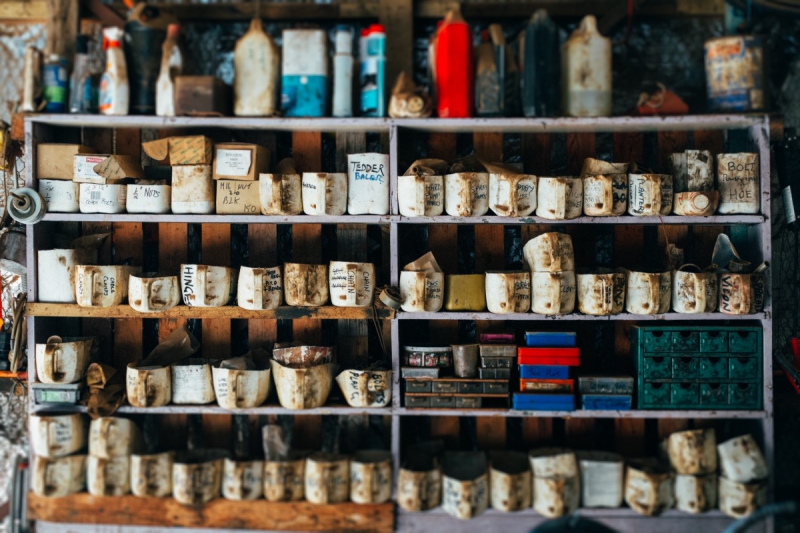 vitrine-ST JEANNET-min_shelf_garage_dirty_collection_grunge-1178