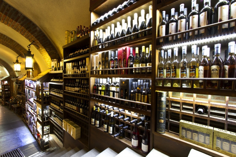 vitrine-ST JEANNET-min_world_street_travel_shop_canon_georgia_wine_bottles-429767